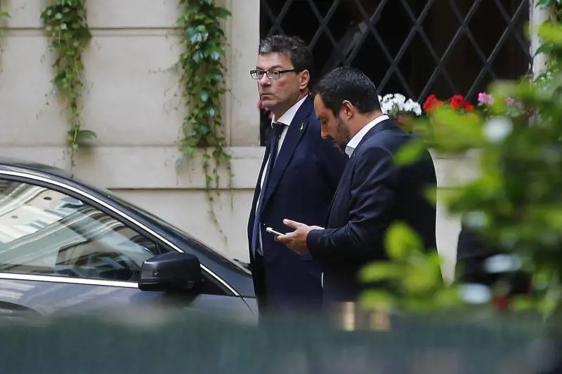 Giorgetti al Cav: "Appoggi da fuori un governo col M5S". Ma FI: "Irricevibile"