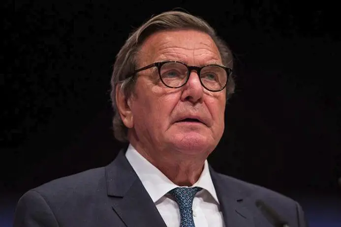 Germania, l'ex cancelliere Schroeder si sposa per la quinta volta