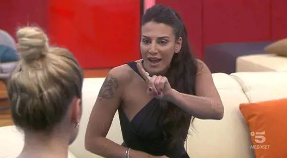 Gf, Patrizia pesantissima con Mariana: "Mi fai schifo, sei una persona schifosa"