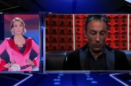 Gf, l'ex moglie di Simone lo accusa di non dare gli alimenti al figlio. Coccia: "Ho avuto dei problemi"