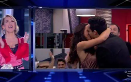 Gf, Alessia comunica a Matteo che Paola e Monte si sono lasciati. Gentili: "Non mi interessa"