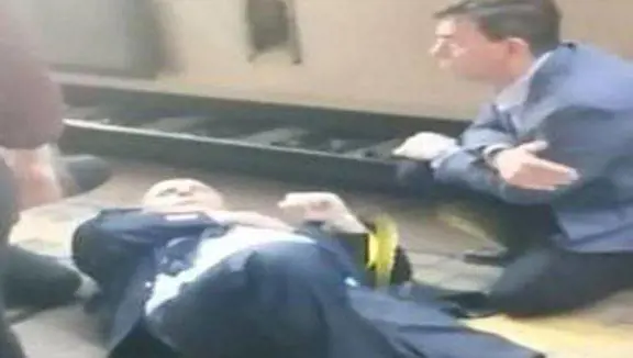 "Sei tu il capotreno?". Scatta il selvaggio pestaggio