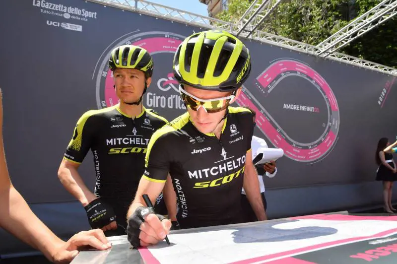 Chavez vince la prima tappa in salita del Giro d'Italia. Maglia rosa a Yates