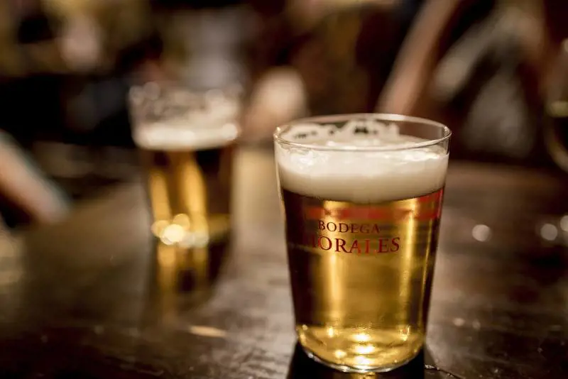 "La razza bianca regge l'alcool meglio", polemica sull'opuscolo per le scuole