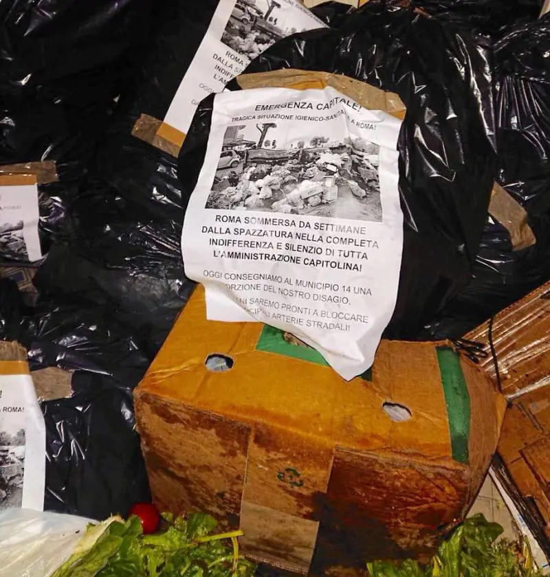 Roma, cittadini versano rifiuti davanti alla sede del municipio Montemario