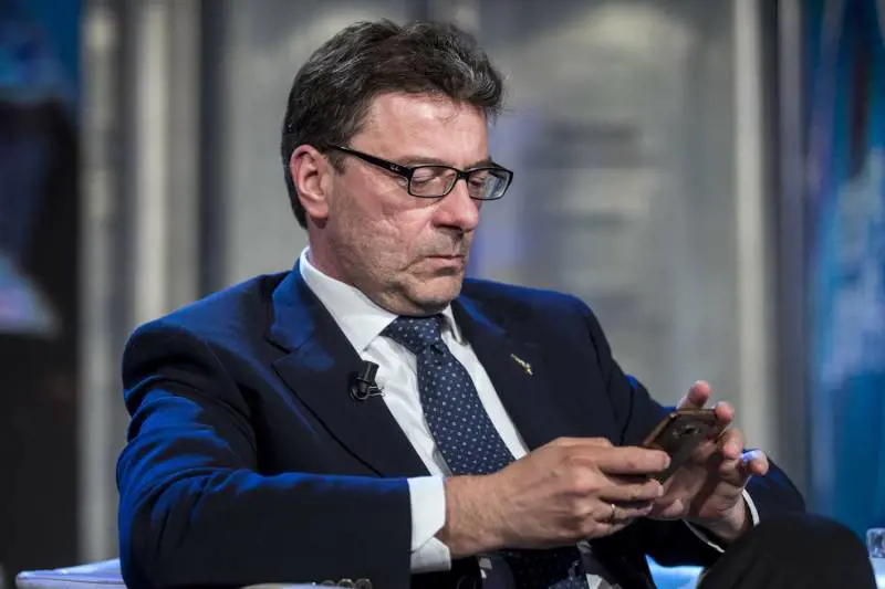 Giorgetti: "Lo spread mette a rischio le banche"