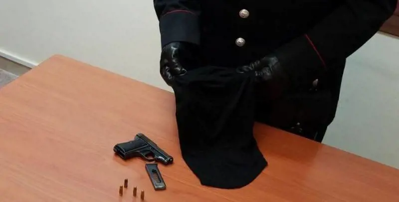 Mostra pistola al medico e un colpo uccide paziente. I parenti: "Morto come un pupazzo"
