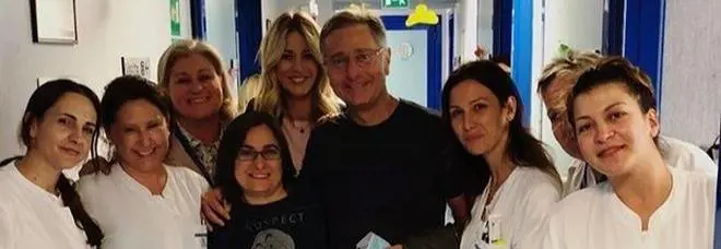 Paolo Bonolis fa visita al figlio della Santarelli ricoverato in ospedale