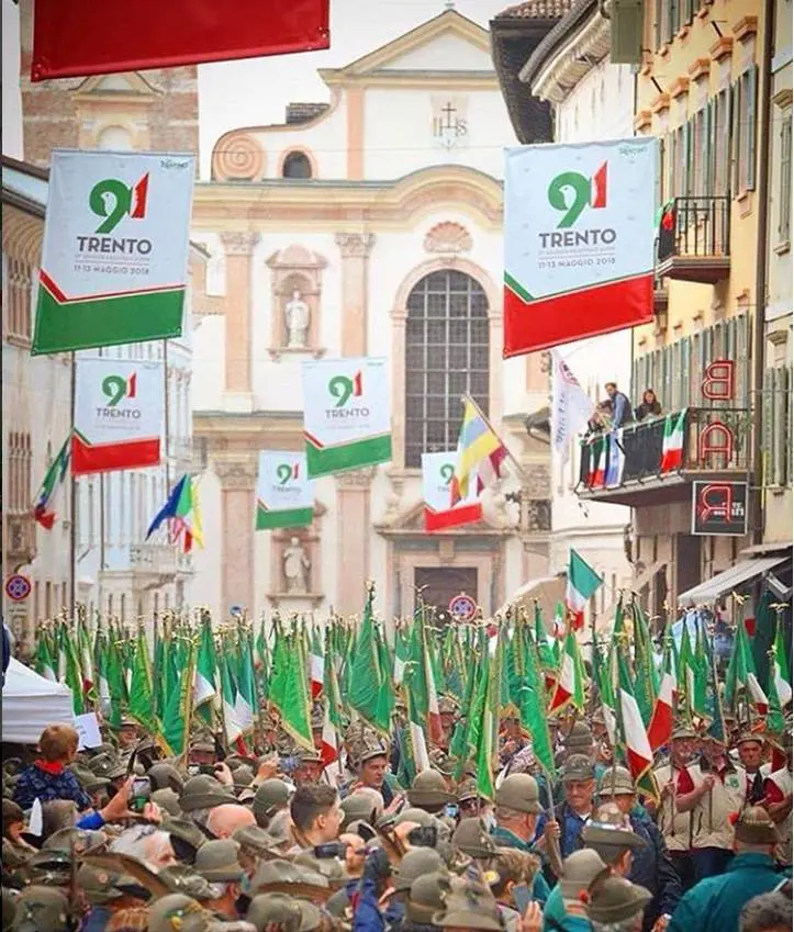 Alpini, scritte choc a Milano: "Stuprano e molestano. No al raduno"