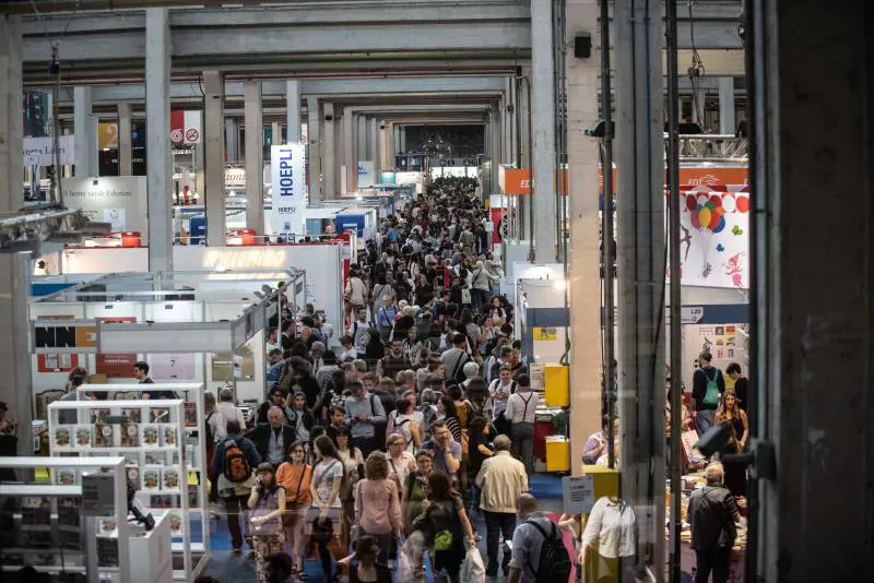 "Società, famiglie e media soffocano gli adolescenti"