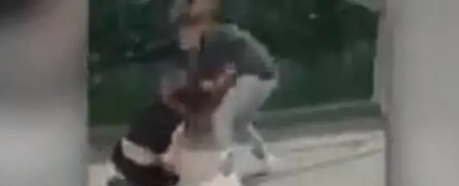 Roma, rissa choc tra minorenni: trascinata per i capelli e pugni sulla testa