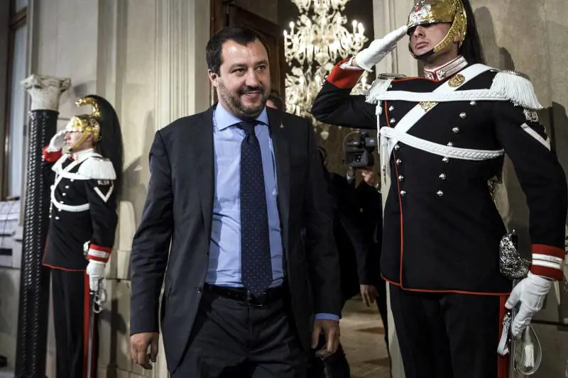 L'Europa a gamba tesa: "Rispettate gli accordi su conti e immigrati"