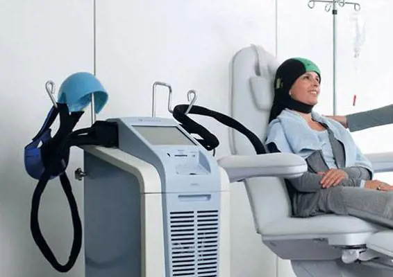 Bari, un casco aiuta a non perdere i capelli durante la chemioterapia