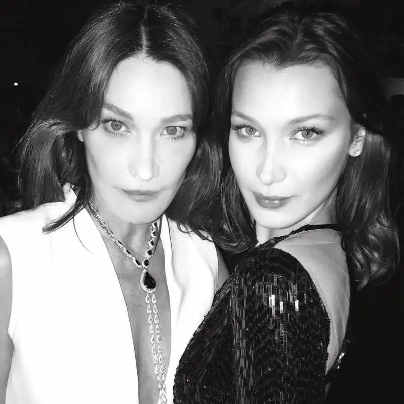 Carla Bruni e Bella Hadid indistinguibili: "Ho una figlia segreta?"