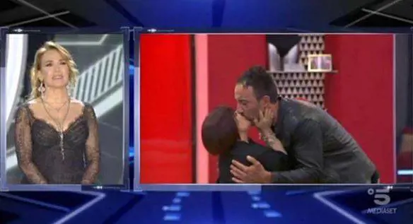 Gf, l'onorevole Pezzopane entra nella Casa: "Simone io ti amo"