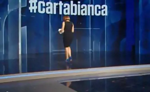 Cartabianca, Berlinguer va dietro le quinte: "Che ci faccio con questi?"