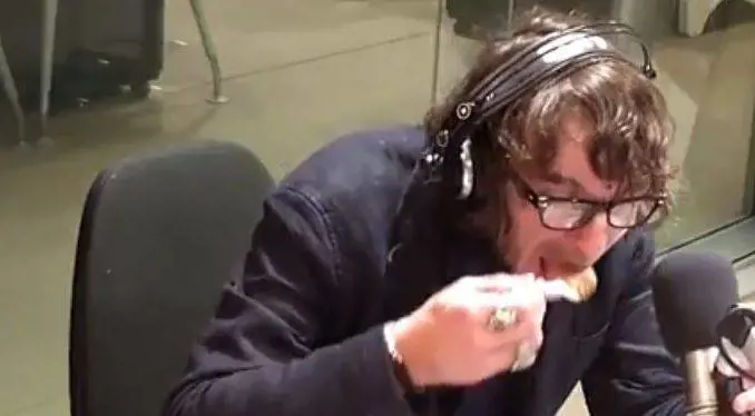 Cruciani mangia in diretta uno spezzatino di nutria: "Piatto eccellente"