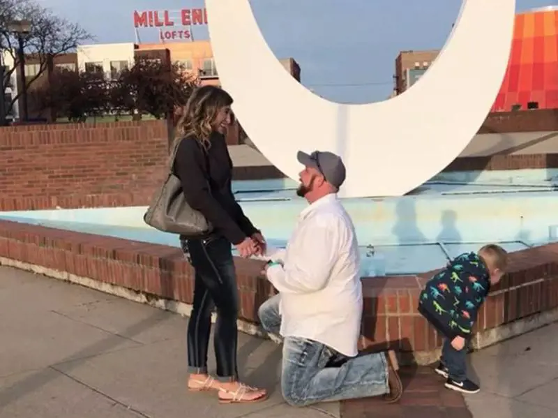 Nozze romantiche? Il bimbo fa la pipì ​durante la proposta