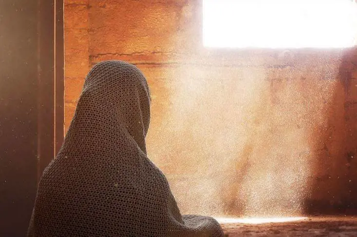 Quel ballo davanti alla moschea che fa scattare la chiusura