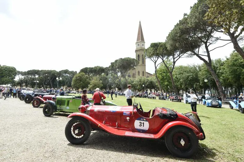 Piloti, star e bolidi da sogno La Mille Miglia arriva in città