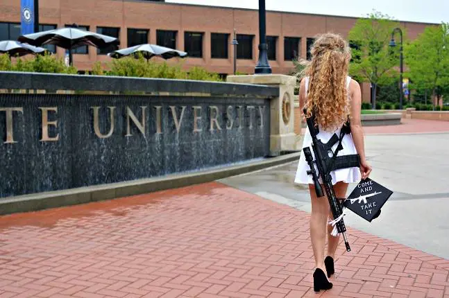 Kaitlin, la studentessa con il mitra che divide l'America
