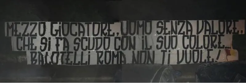 Striscione choc contro Balotelli: "Ti fai scudo con il tuo colore"