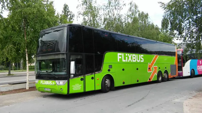 Bus esce di strada sulla A4: 26 feriti, uno è molto grave