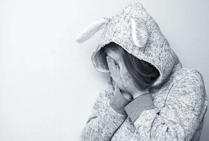Bullismo, 12 enne picchiata e minacciata dalle compagne di classe