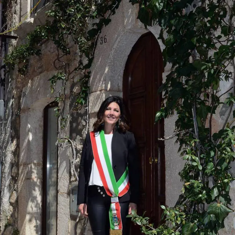 Vicesindaco con grembiule di Mussolini: è bufera sulla foto di Fb