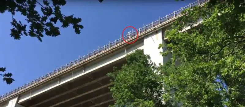 Chieti, getta la figlia della convivente dal ponte. Poi si uccide