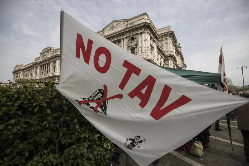Tav e Tap: il M5S spinge per bloccare tutto ma Salvini frena