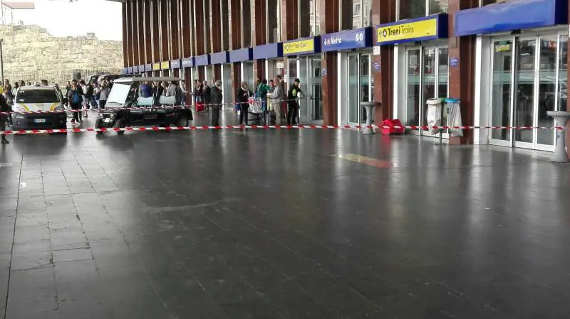 Due marocchini rubano 2.500 euro a un turista. Presi dalla polizia, riconsegnano la refurtiva
