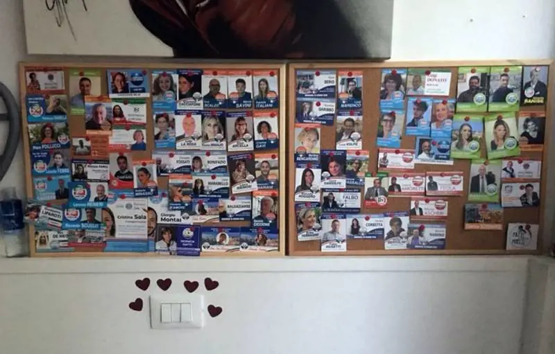 Il santino elettorale diventa cult: nasce il gruppo Facebook per scambiarli