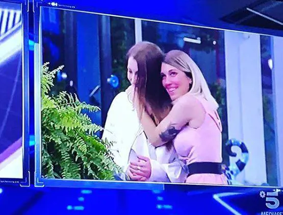 Gf, Veronica Satti incontra la sua fidanzata: "Grazie a lei non mi taglio più"