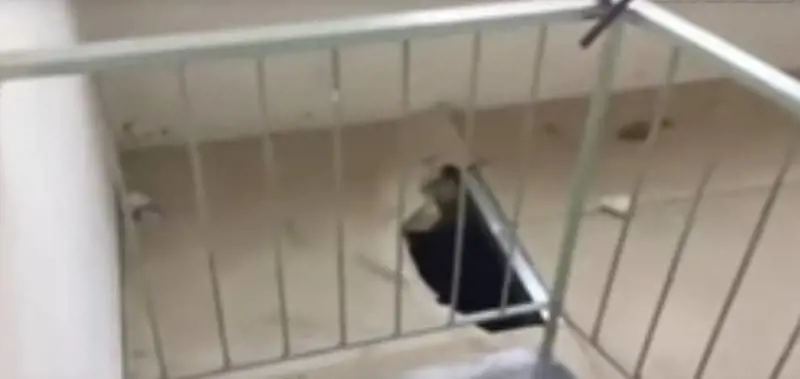 Livorno, cede pannello a scuola e il prof cade da tre metri