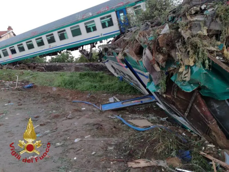 Treno deragliato a Caluso, indagato l'autista del tir