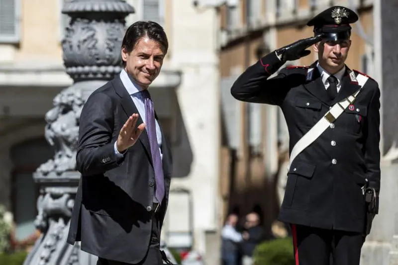 Il professore entra in banca: "Risarcimenti ai truffati"