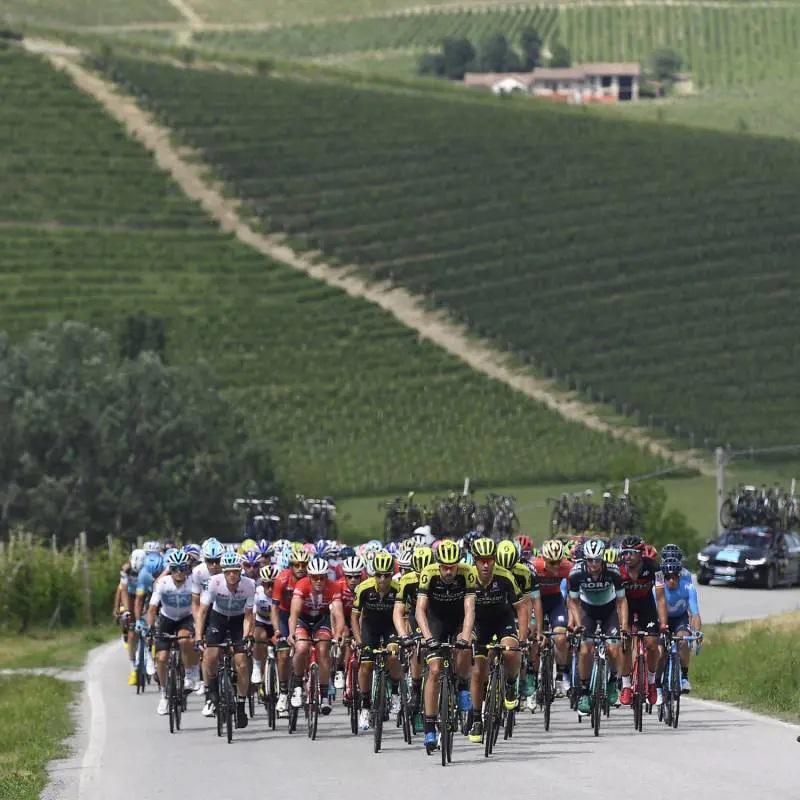 Giro d'Italia, Schachmann vince la 18a tappa. Yates resta in rosa ma perde terreno sugli inseguitori