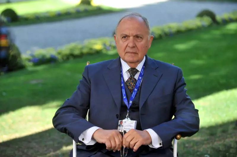 Governo, Savona: "Veti su di me? Penso di sì". Ma il suo nome resiste