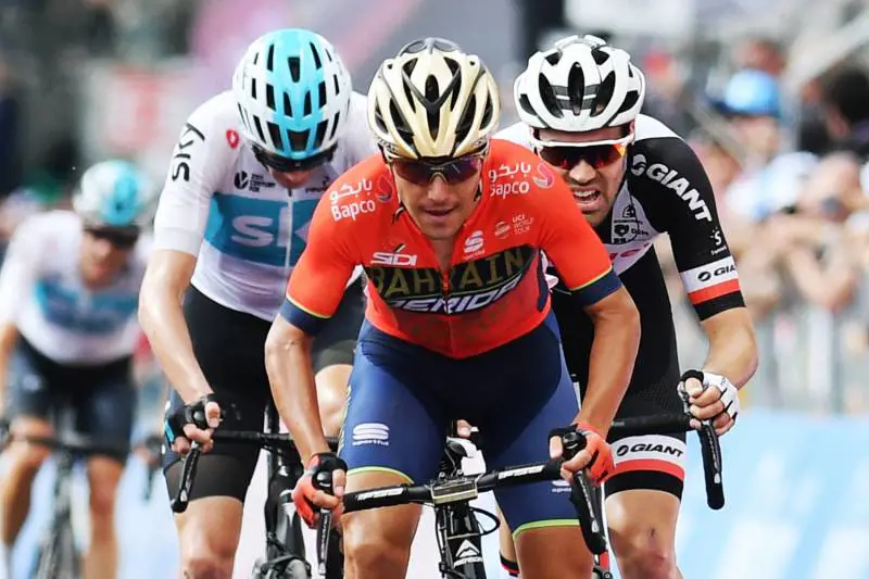 Froome-Dumoulin attaccano. Yates barcolla ma non molla. È  iniziata la resa dei conti