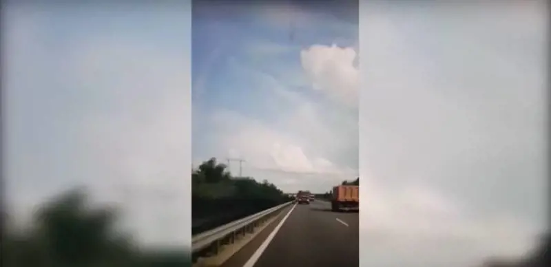 Inizia una diretta Facebook mentre è alla guida: 9 morti