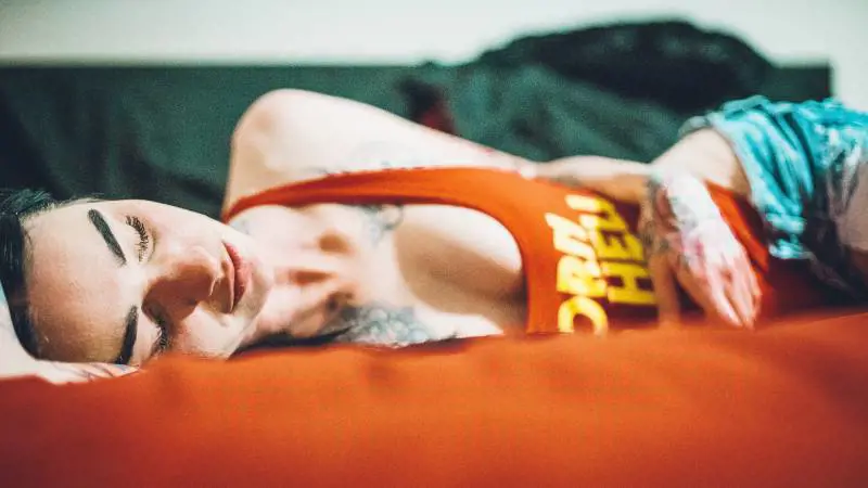 Dormire nel weekend allunga la vita