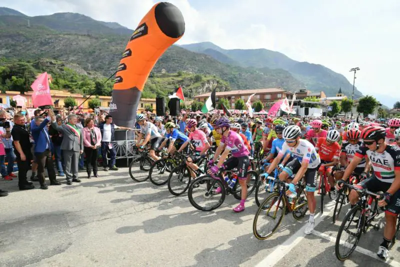 Da Chaves a Pinot, da Aru a Yates: è stato pure il Giro delle «cotte»