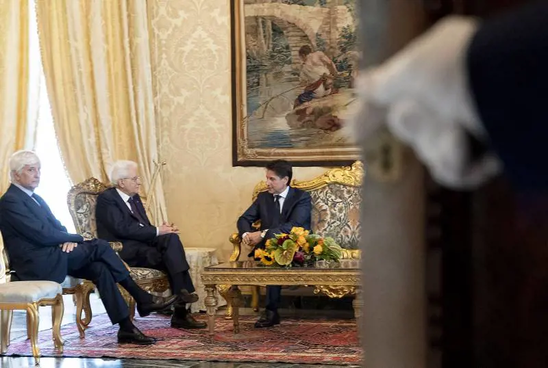 Governo in bilico, M5s e Lega: "Veto di Mattarella su Savona"