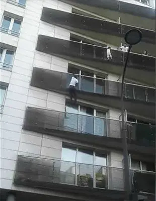 Rischia di cadere nel vuoto: immigrato-eroe salva la vita a un bimbo di 4 anni