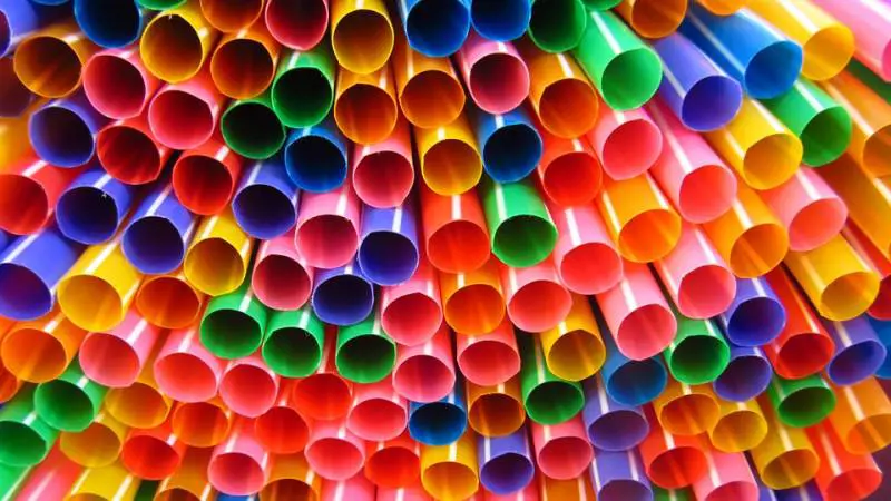L'Unione europea propone il bando delle cannucce 