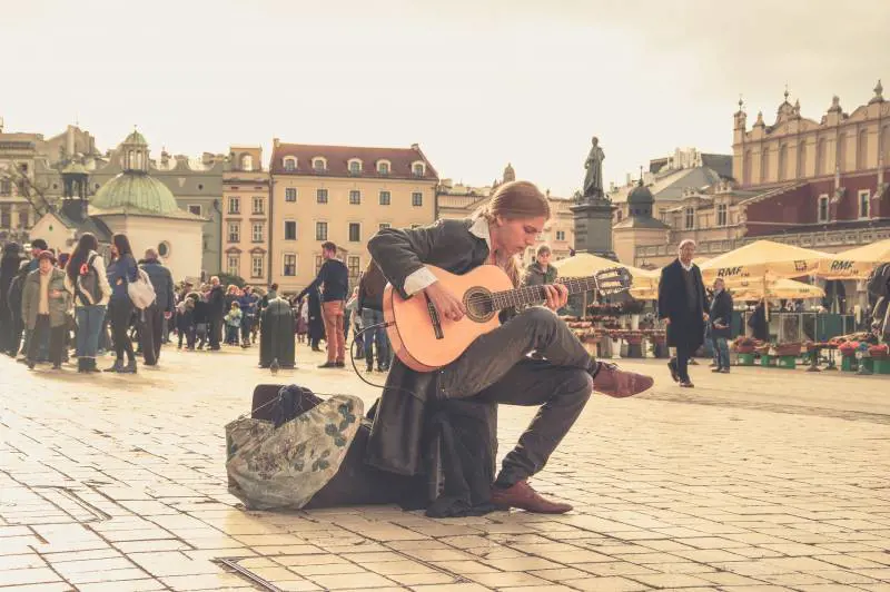 In città la musica è finita: spenti gli artisti di strada
