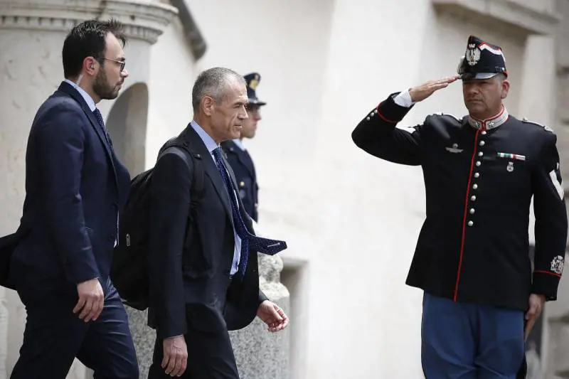Camicia azzurra, trolley e zaino Ecco lo stile americano del prof