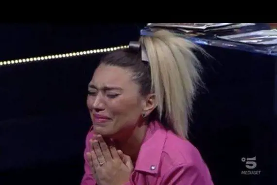 Gf, Bobby Solo scrive a Veronica: "Ci vediamo quando esci". Poi in diretta la canzone scritta per lei