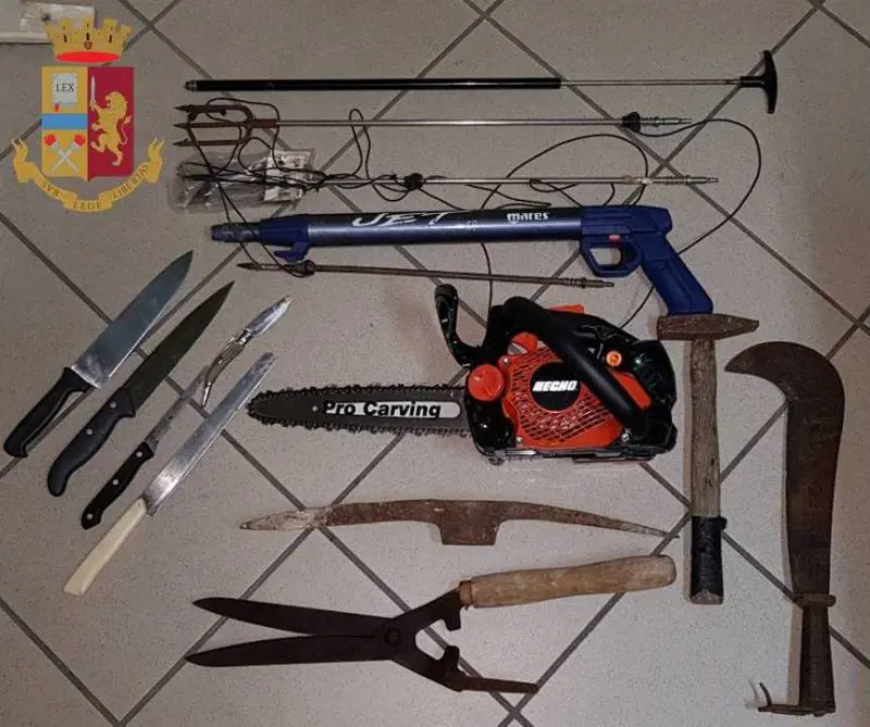 Minaccia vicino con la motosega poi si barrica in casa tentando il suicidio. Blitz delle forze dell’ordine